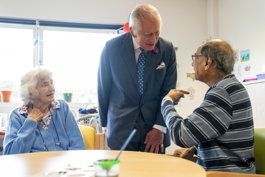 The King meets elderly patients at the hospital
