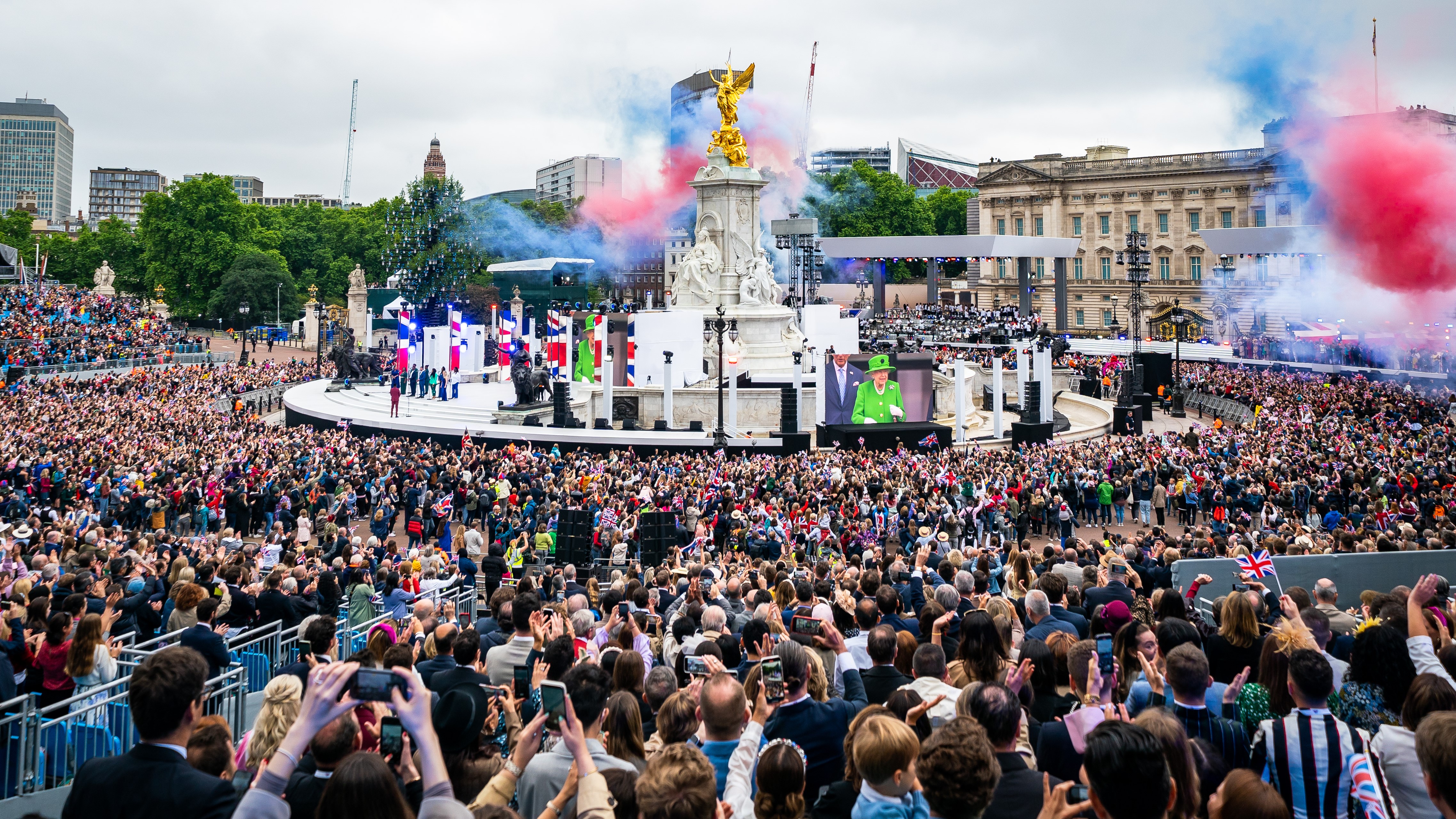 Crowds in front of Buckingham Palace