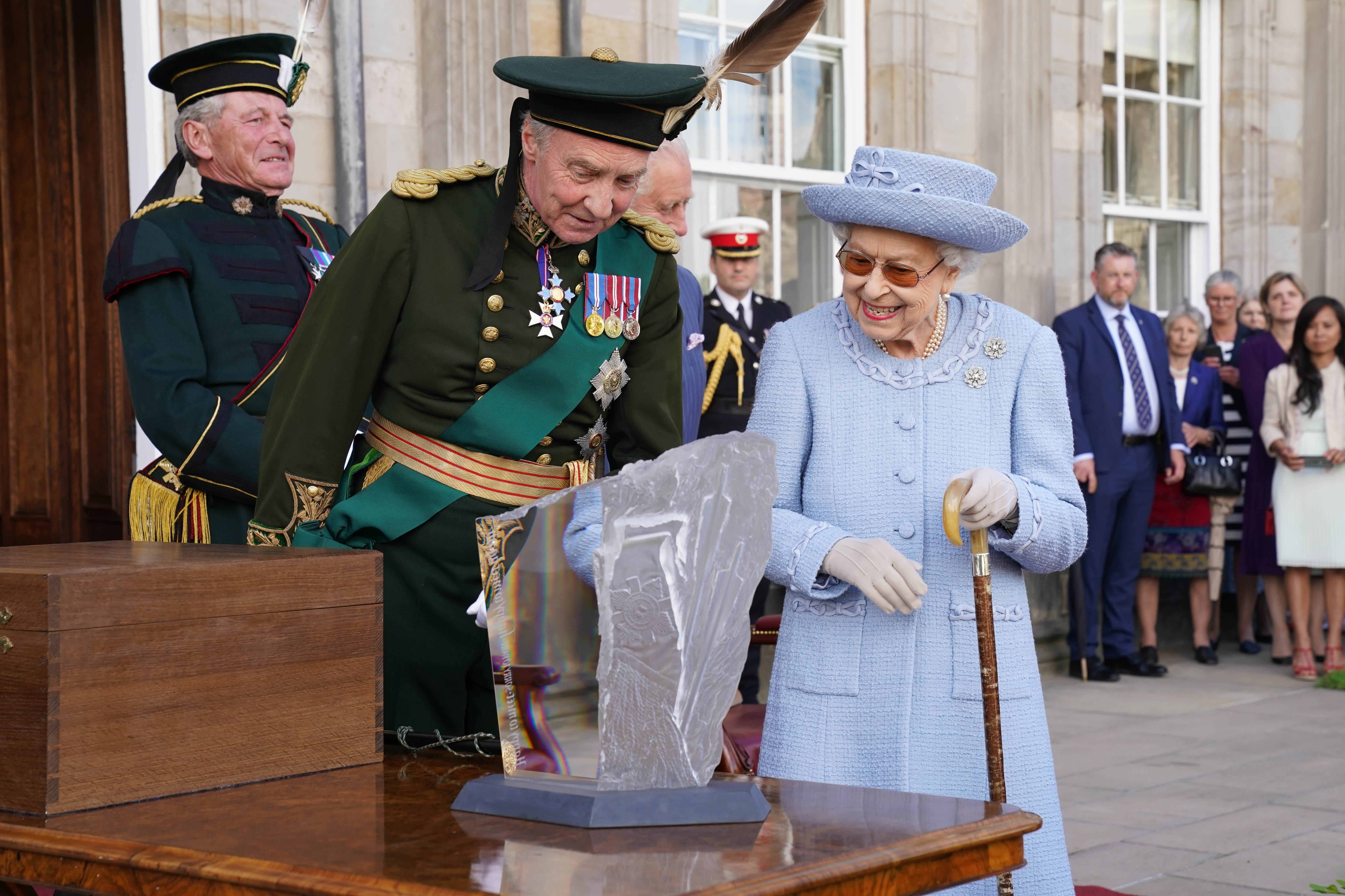 The Queen is presented with the Reddendo