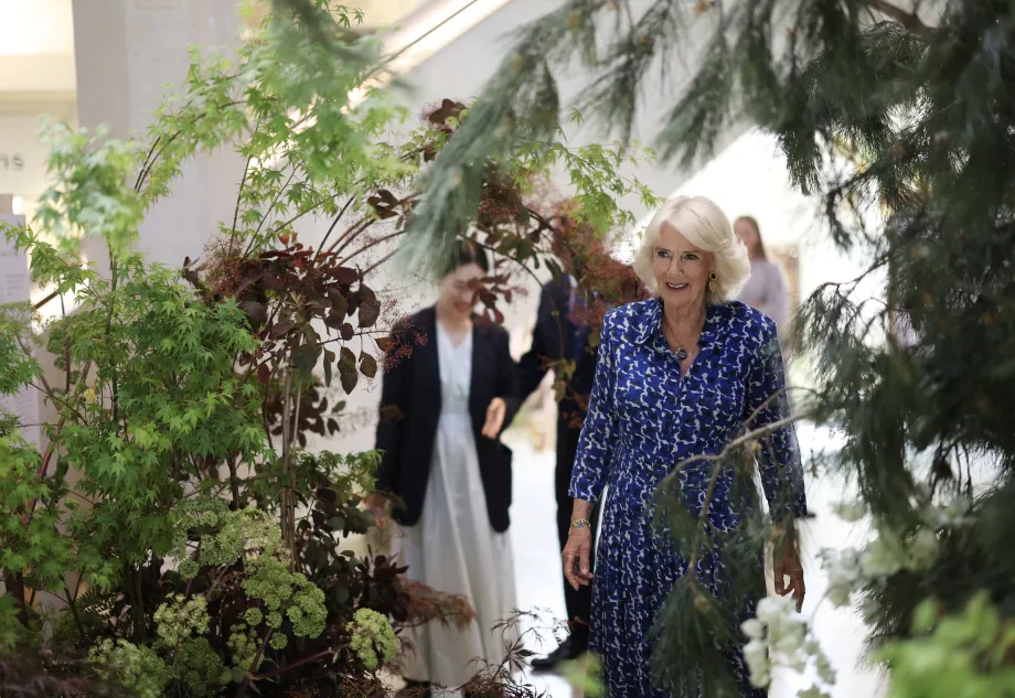 The Queen tours the British Flowers Week exhibition