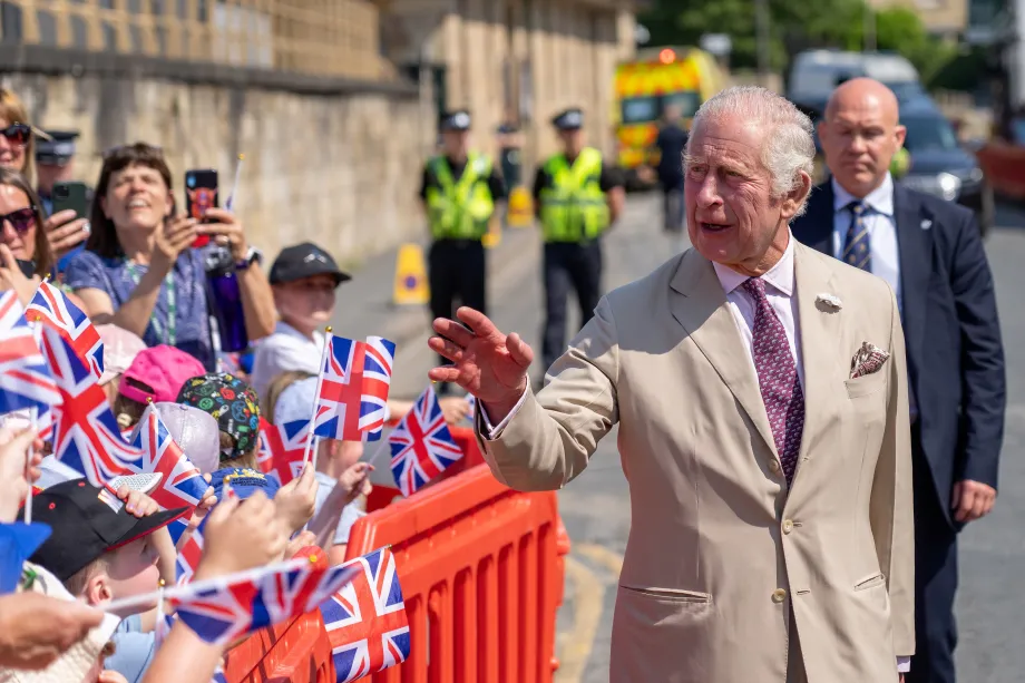 The King is greeted by crowds in Pickering