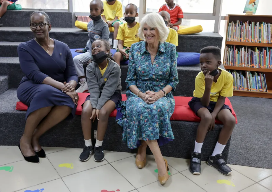 The Queen and the First Lady of Rwanda in a library in Rwanda