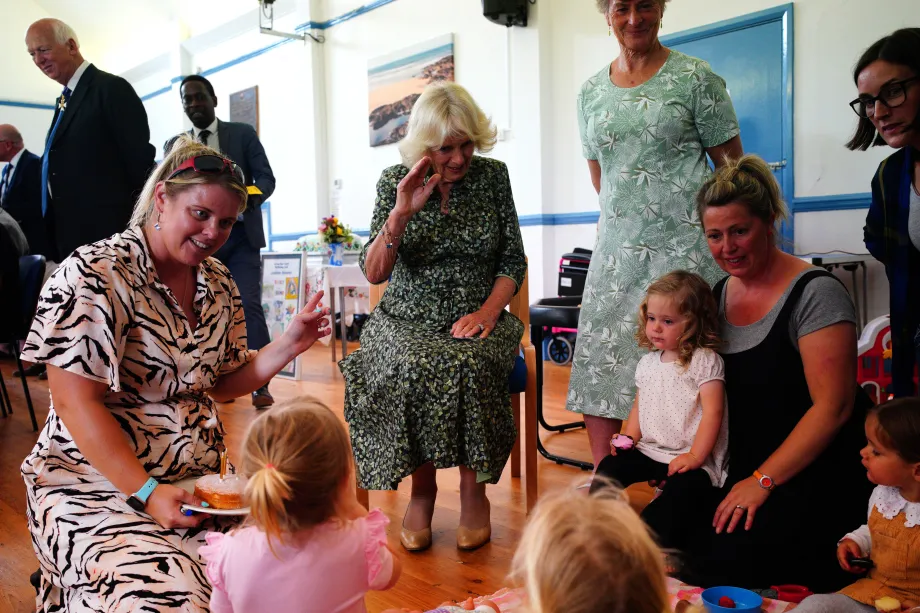 The Queen visits the Oasis Centre