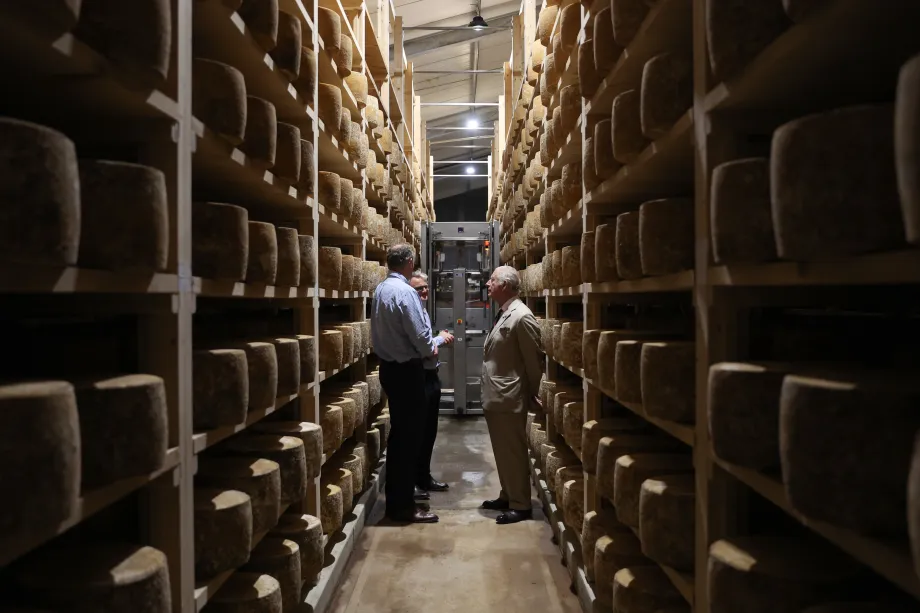 The King visits Lincolnshire Poacher Cheese farm