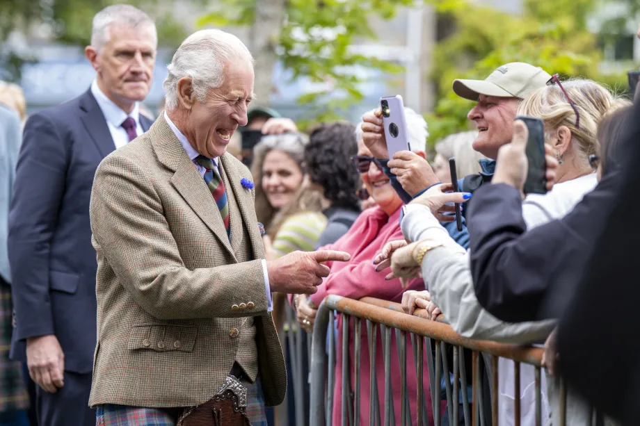 The King visits Tomintoul