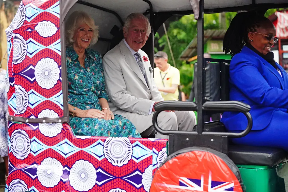 The King and Queen arrive at Fort Jesus by tuk-tuk