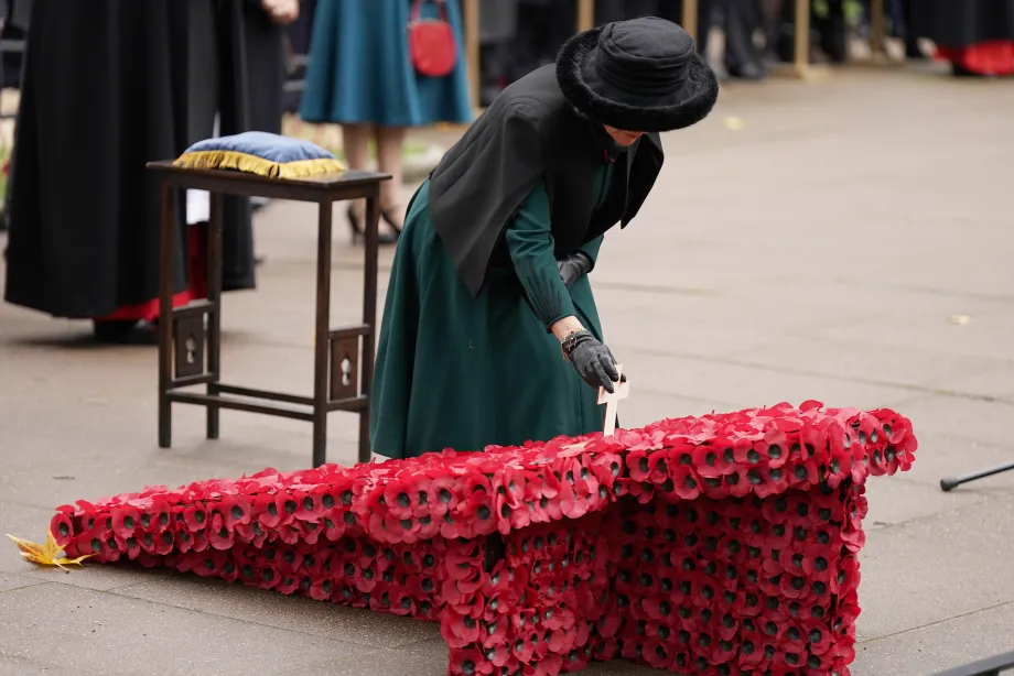 The Queen plants her poppy
