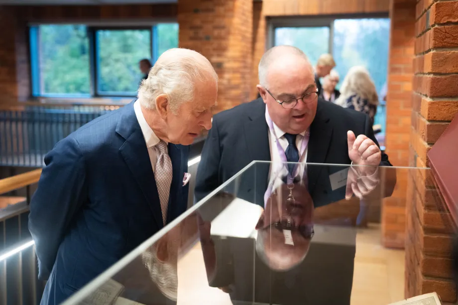 The King looks at items in the Library's collection