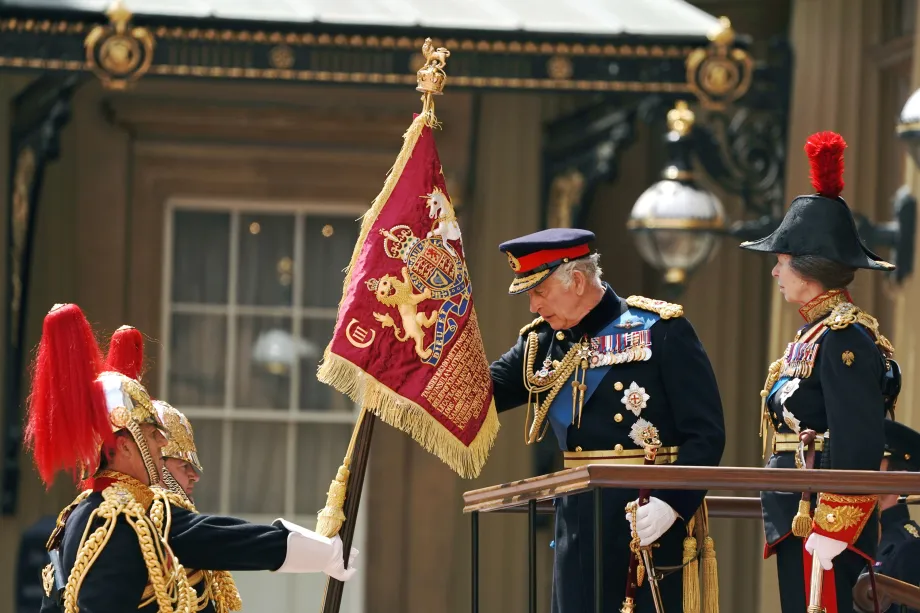 The King presents new Colours
