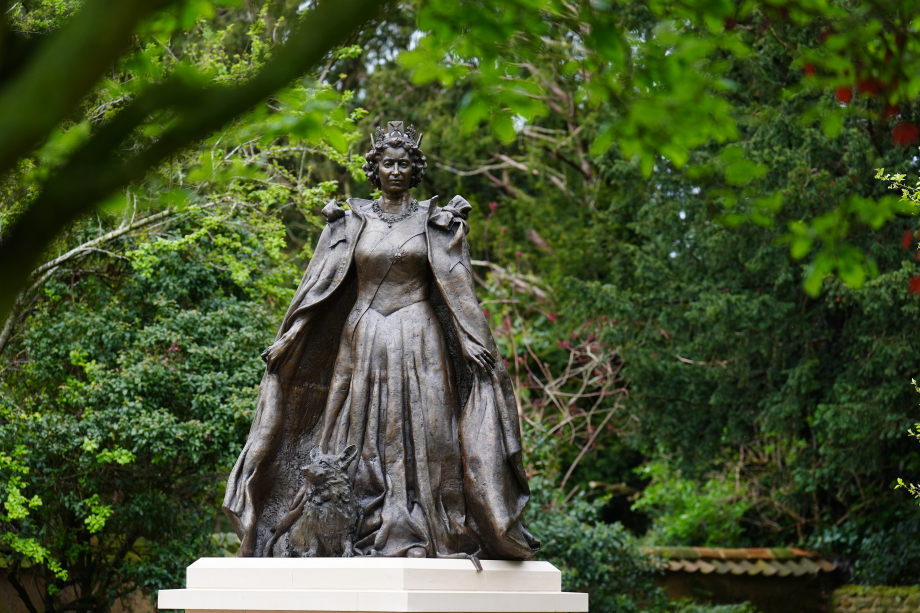 Queen Elizabeth II statue