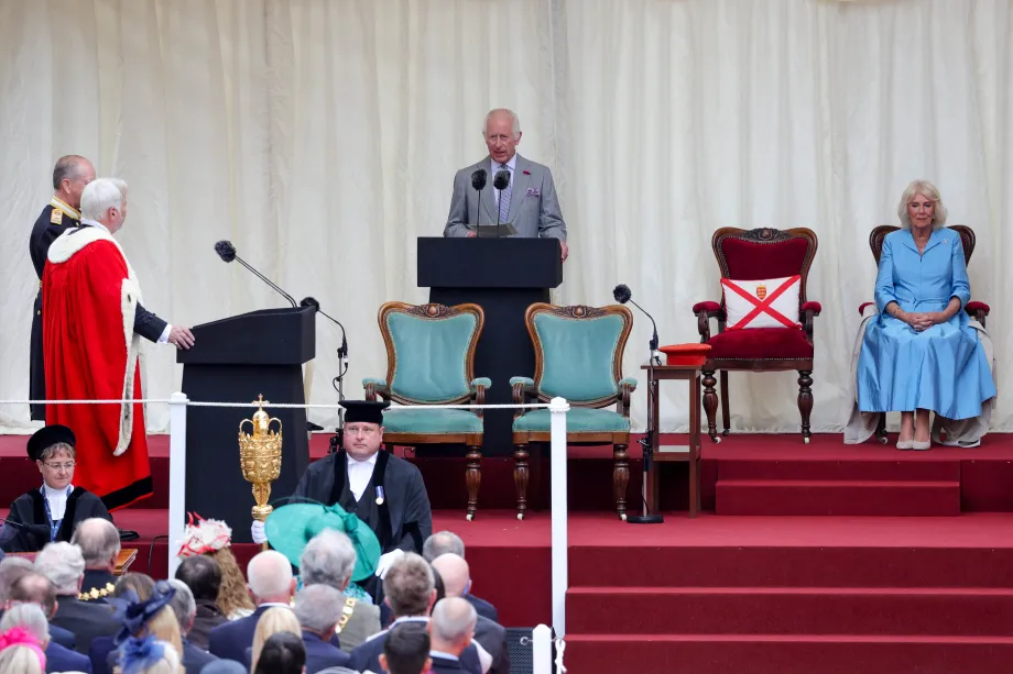 The King delivering a speech