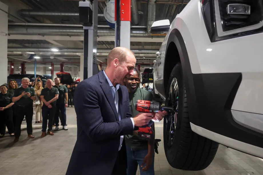 The Prince of Wales fits an ENSO tyre to an Uber electric vehicle