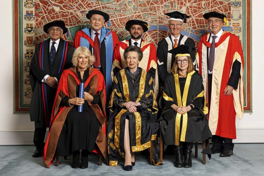 The Queen and The Princess Royal with other graduates