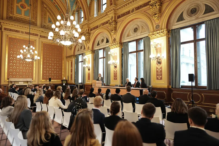 The Duchess of Edinburgh speaks at the exhibition