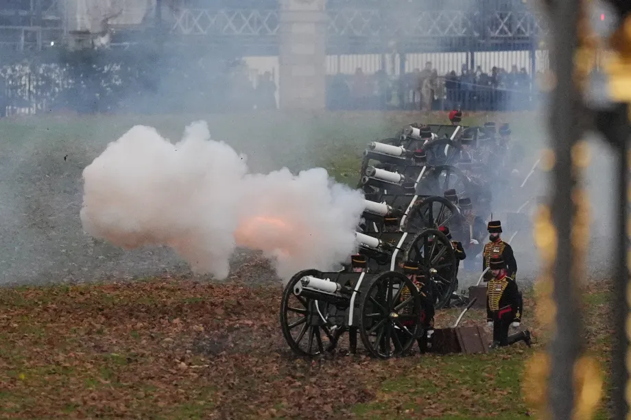 A gun salute to mark the State Visit of the Amir of the State of Qatar