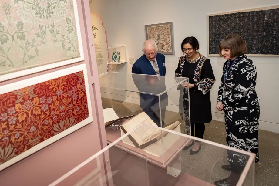The King views the William Morris exhibition