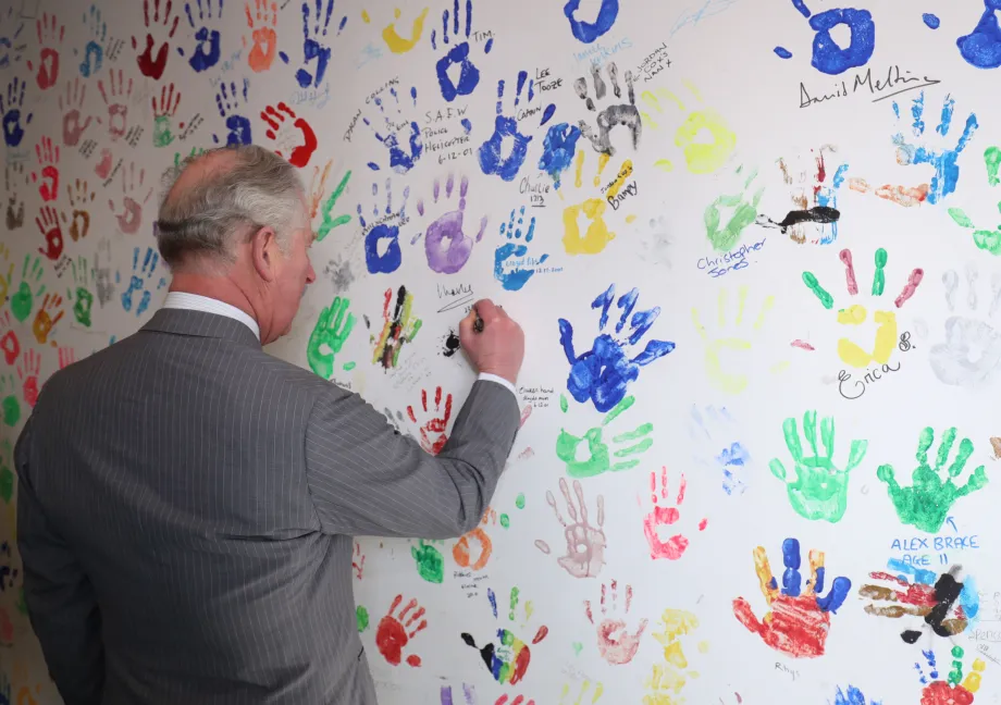 The King leaves his handprint at Ty Hafan in 2018
