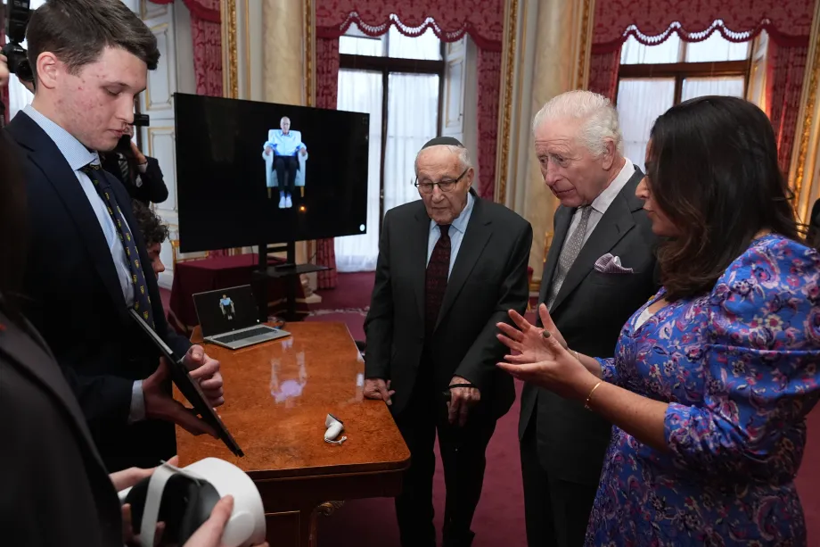 The King views a demonstration of AI-powered and virtual reality technology