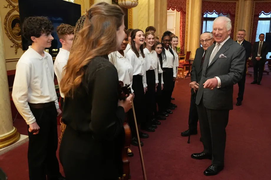The King meets children taking part in a performance
