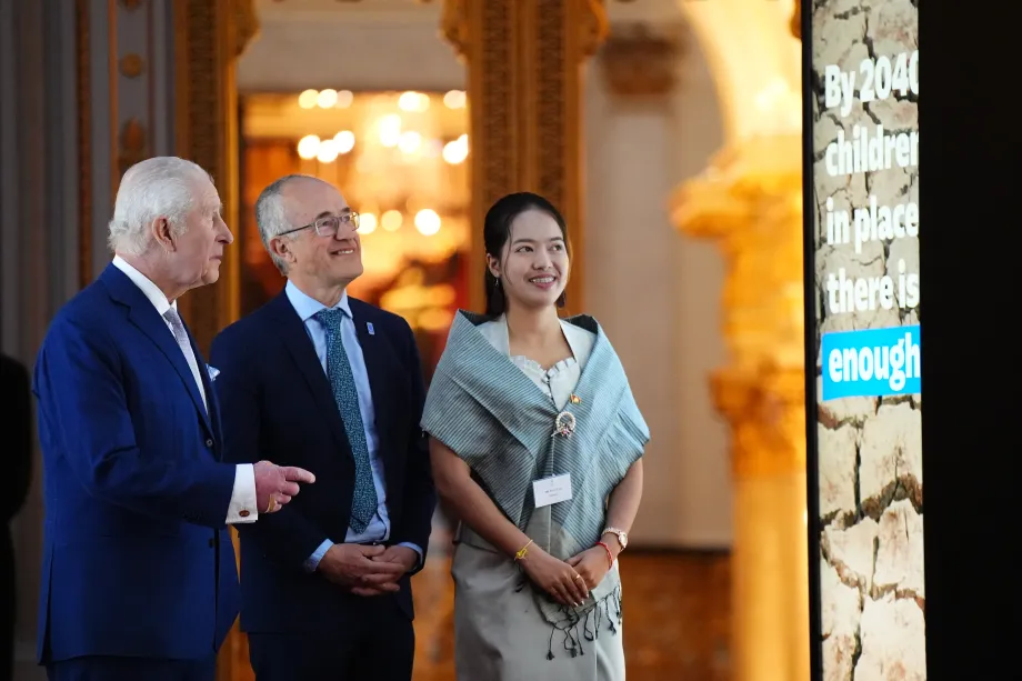 The King viewing WaterAid immersive experience