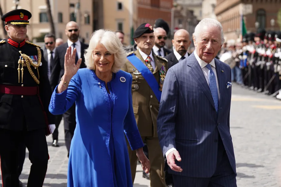 The Queen smiling alongside The King at the Tomb of the Unknown Soldier