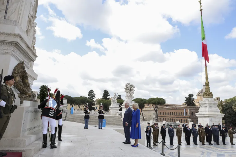 Their Majesties visit the Tomb of the Unknown Soldier