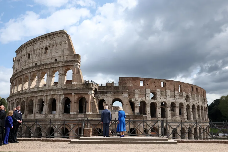 Their Majesties looking at the Colosseum