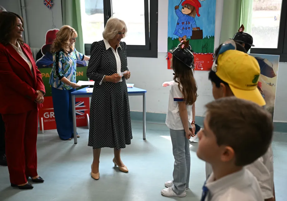 The Queen with children at a visit to Istituto Comprensivo Alessandro Manzoni