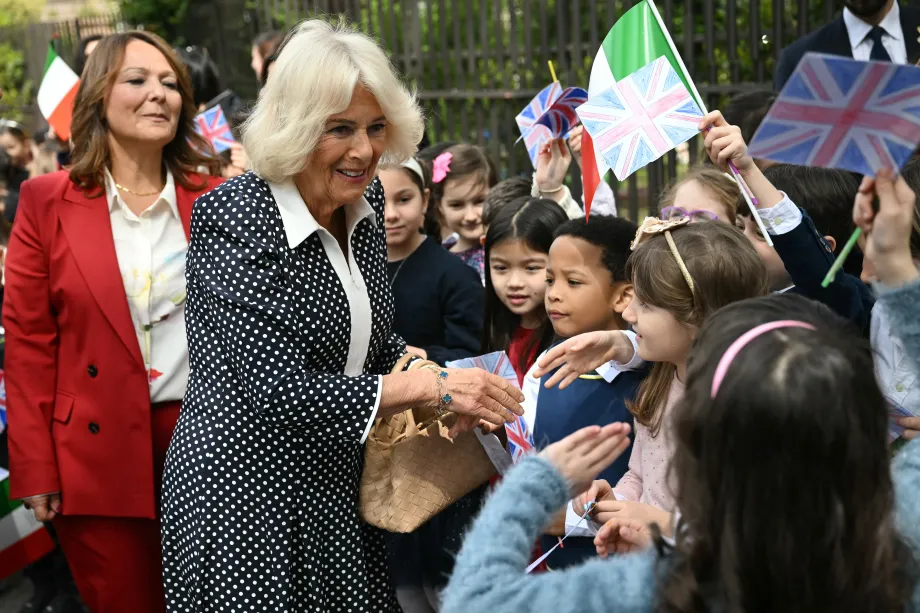 The Queen with a crowd of children at the Istituto Comprensivo Alessandro Manzoni