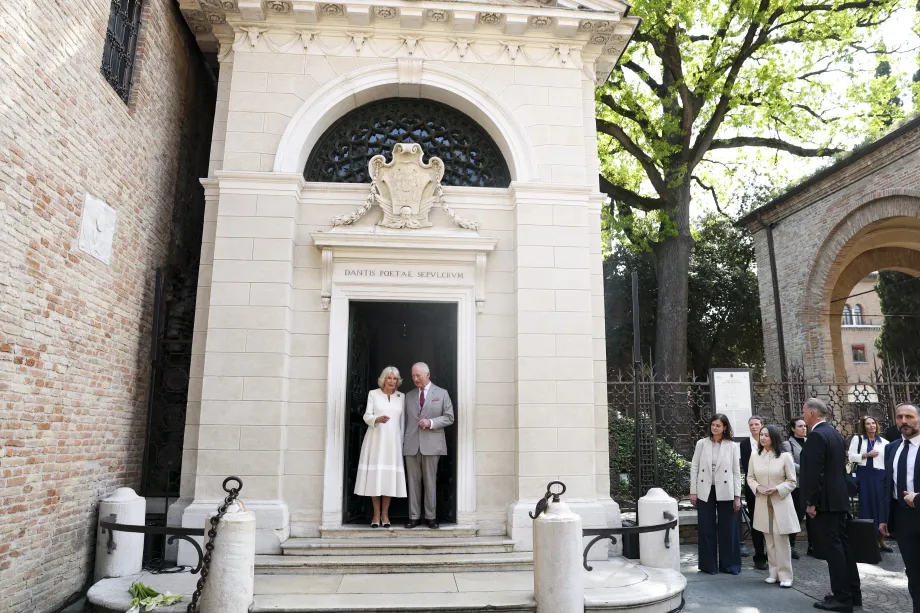 The King and Queen visiting Dante's Tomb