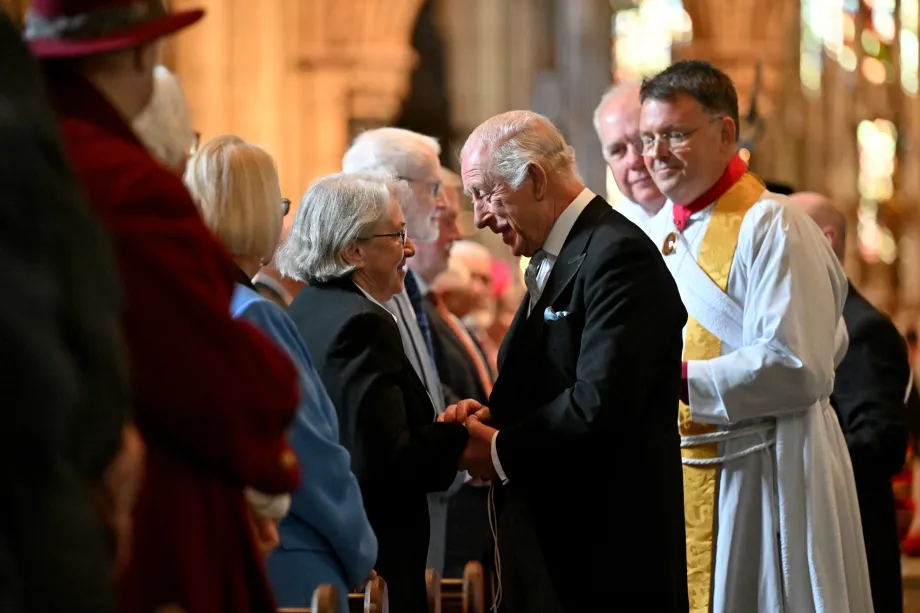 The King distributes Maundy money