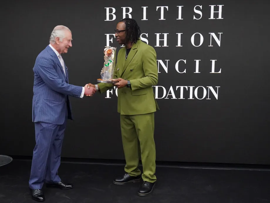 The King presents Foday Dumbuya with the Queen Elizabeth II Design Award