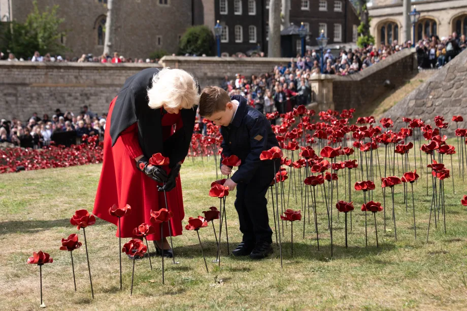 The Queen plants a poppy