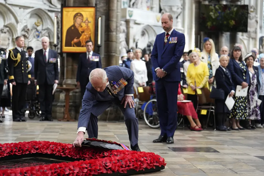 The King lays a wreath