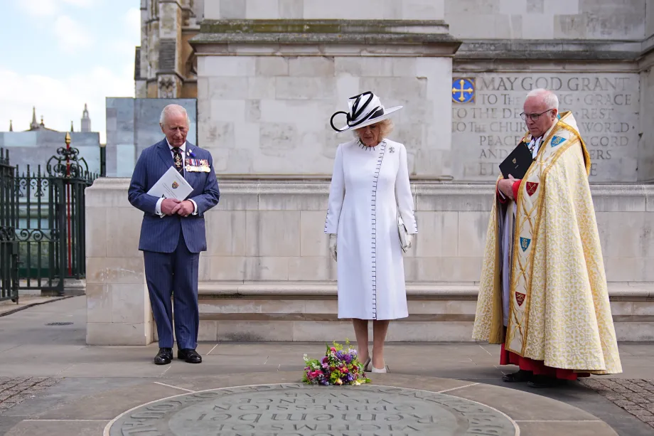 Her Majesty lays a wreath