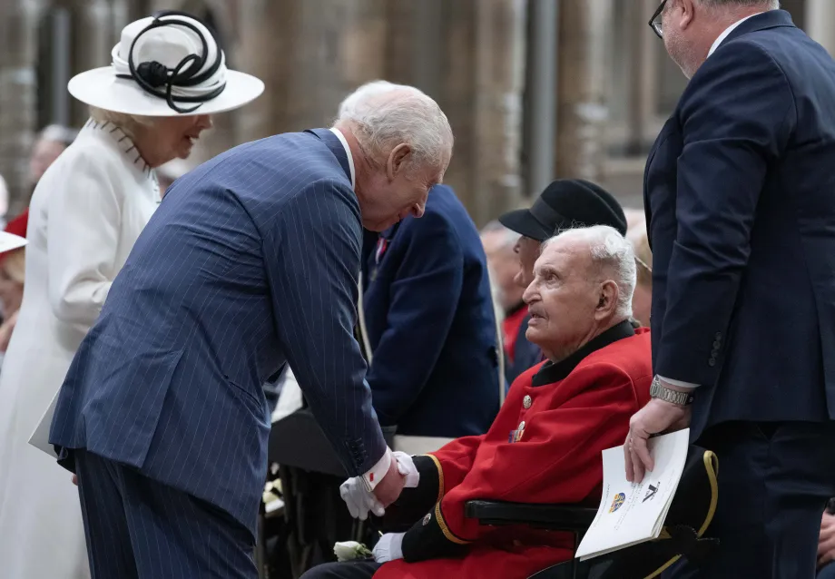 The King and Queen meet veterans