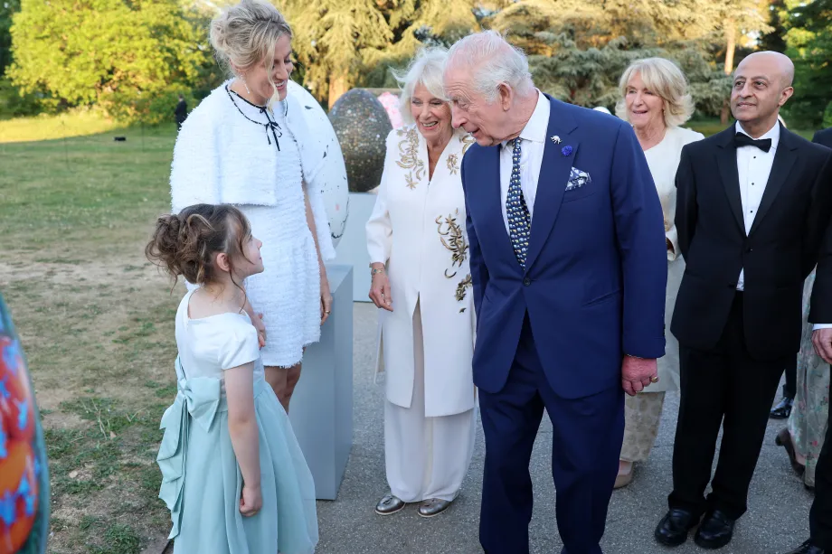 The King and Queen meet Sophie Tea