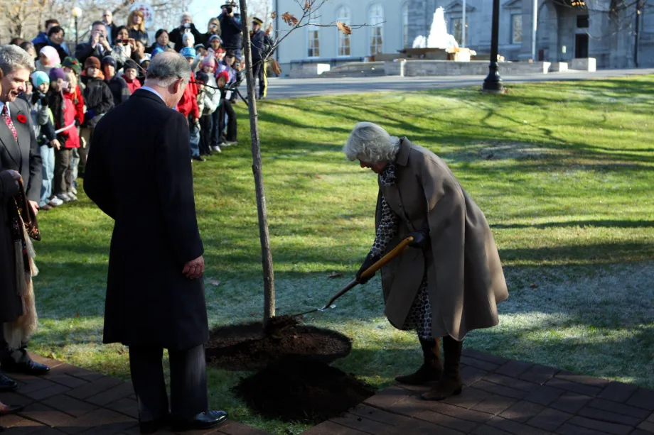 The King and Queen, as Prince of Wales and Duchess of Cornwall, plant a tree at Rideau Hall in 2009.