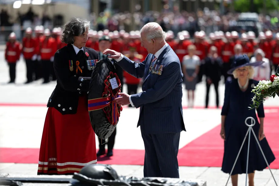 The King lays a wreath