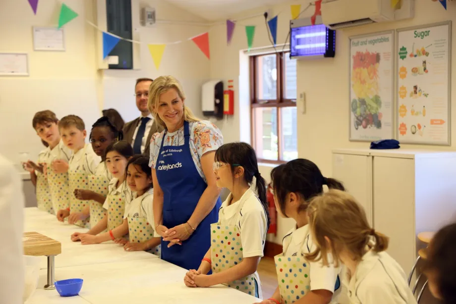 The Duchess of Edinburgh joins children in the kitchen