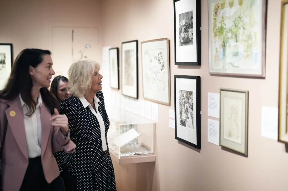The Queen looking at portraits by Cecil Beaton in the Garden Museum