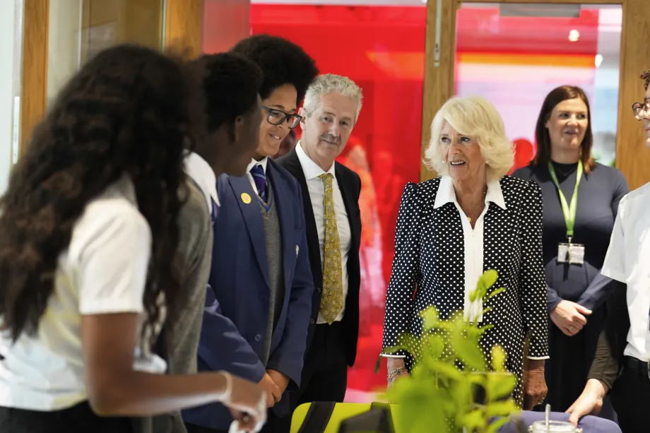 The Queen meets school pupils learning how to make tea bags at the Garden Museum