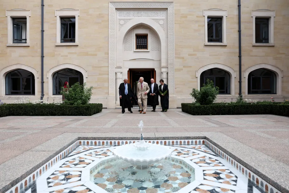The King arrives at the Oxford Centre for Islamic Studies