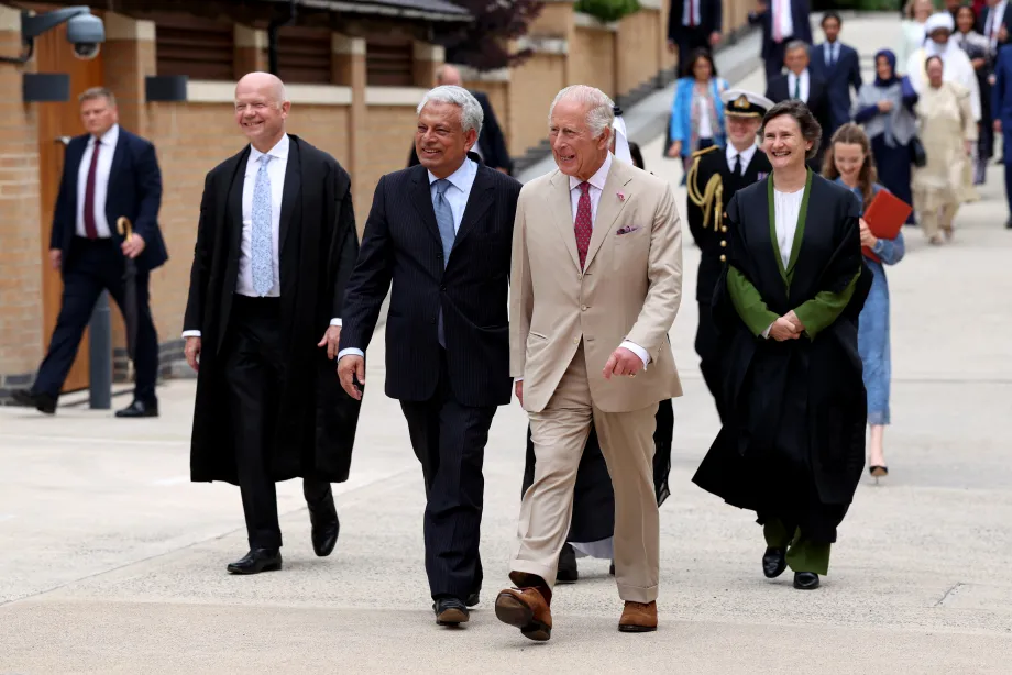 The King walking at The Oxford Centre for Islamic Studies