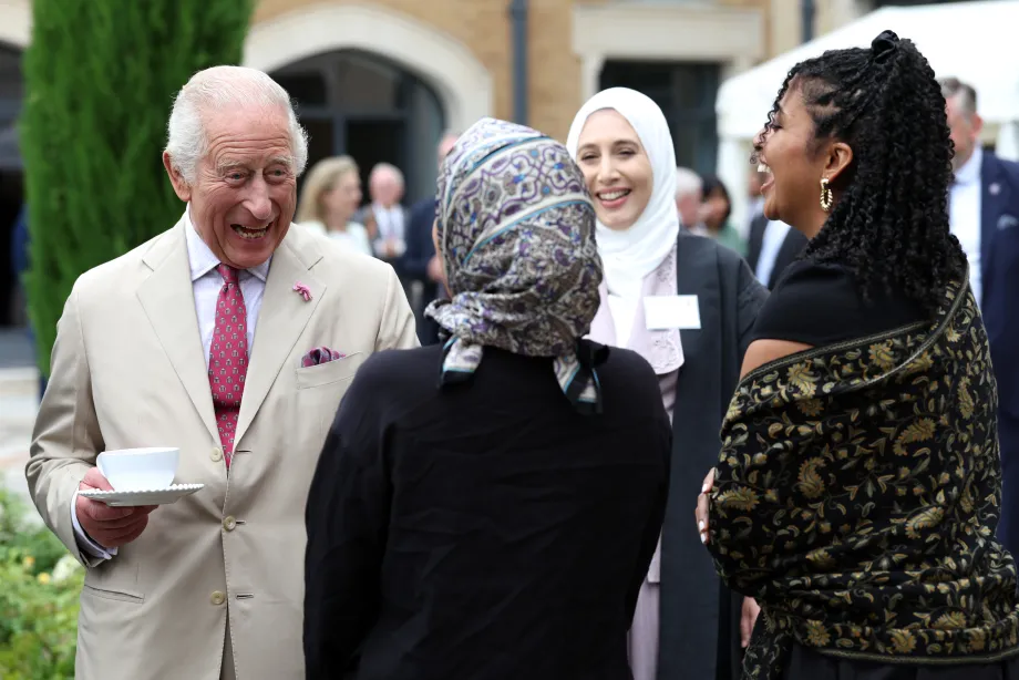 The King speaks to guests at the Oxford Centre for Islamic Studies
