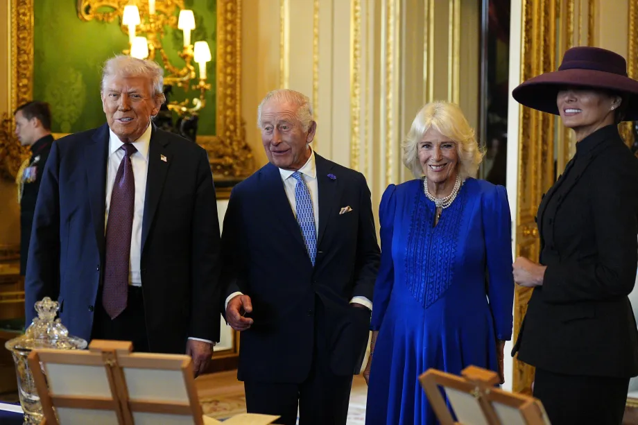 The King, Queen, President and First Lady view items from the Royal Collection Trust exhibition