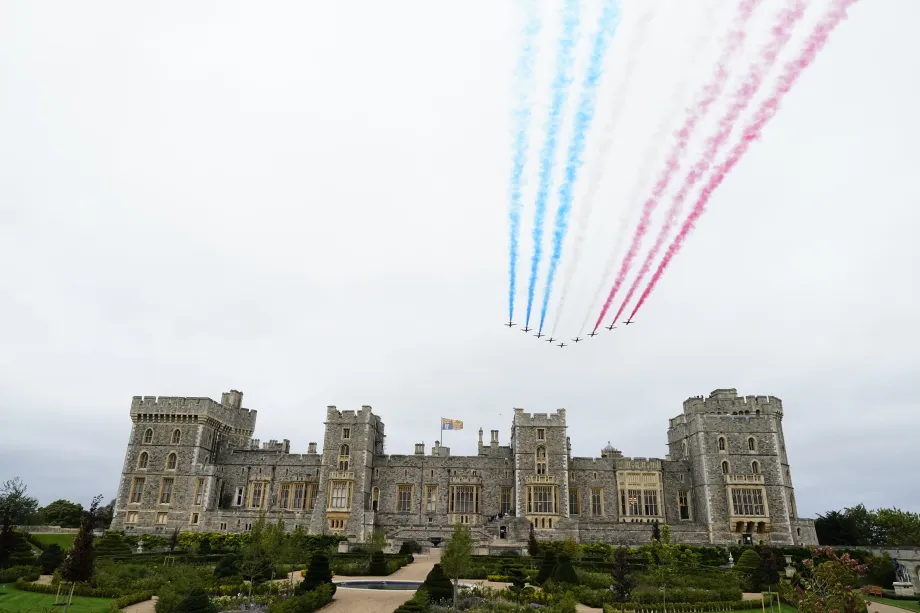 The Red Arrows fly over Windsor Castle