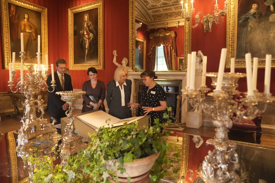 The Queen views artefacts from the Jane Austen House museum
