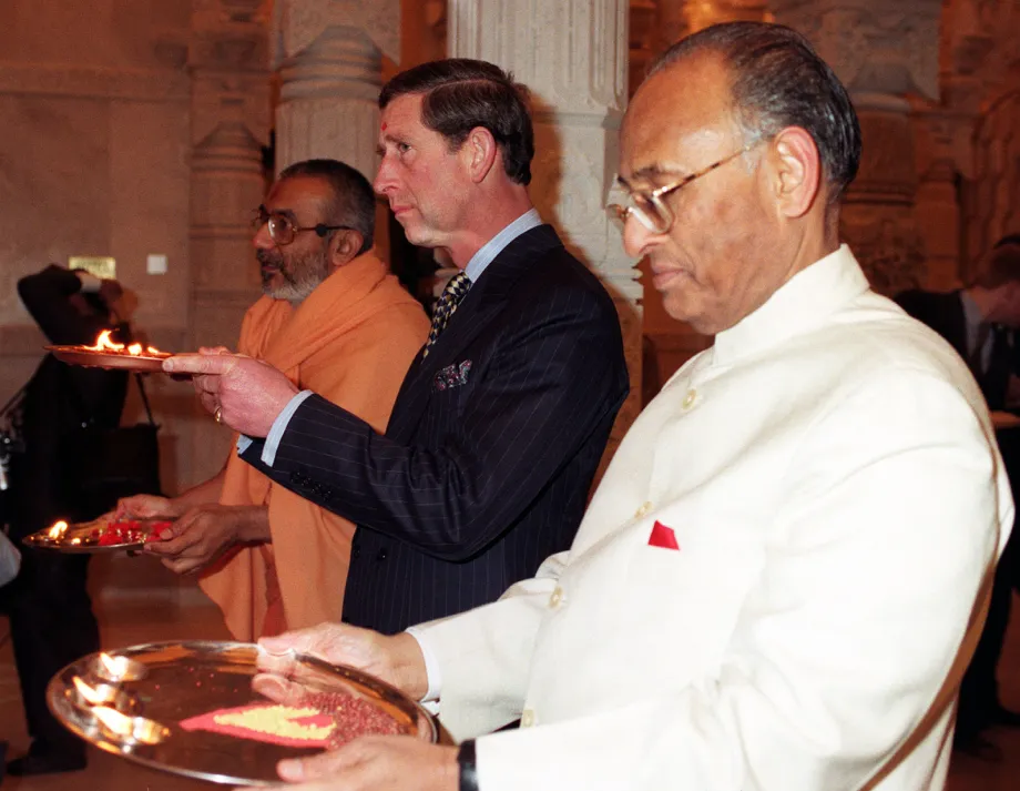 The King visits Neasden Temple in 1996.