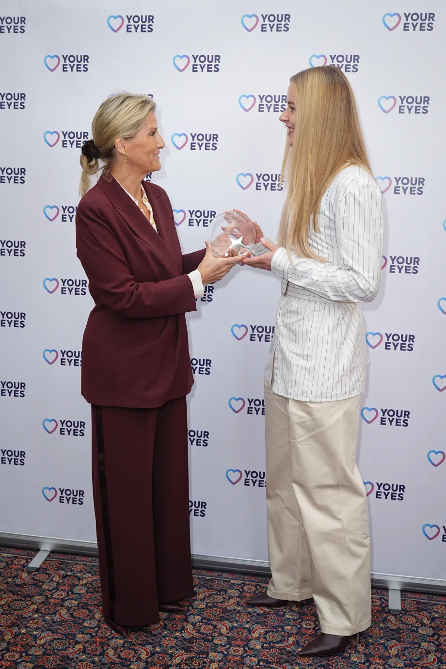 The Duchess of Edinburgh presents Hannah Hampton with an award